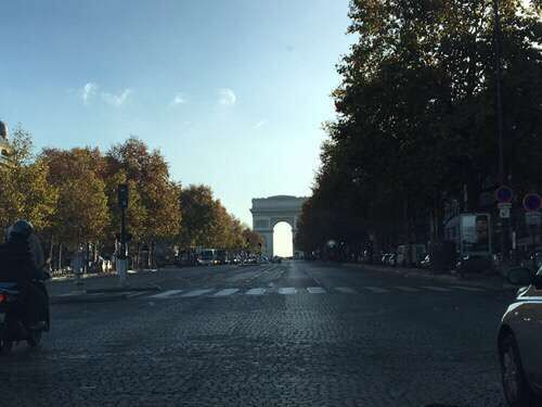 凯旋门大道人车稀少 钱江晚报记者抵达巴黎发