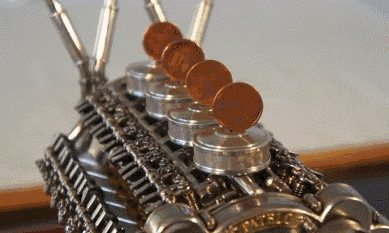 花了2500个小时,他打造出巴掌大小的32缸发动机!