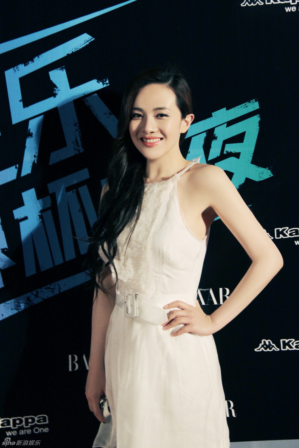 性感女星孟茜参加了由时尚芭莎主办的世界杯之夜活动,当晚也吸引了