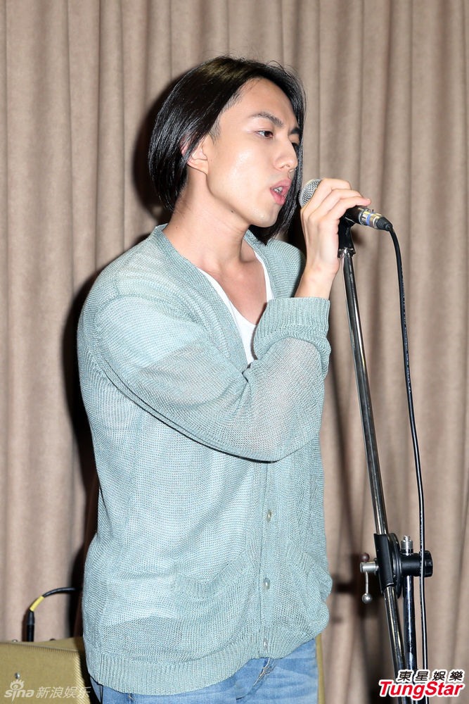 林宥嘉现身排练还是一头长发,练唱时甩动长发流露媚态,他表示想留过肩