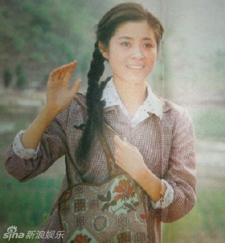 曾先后主演过《山菊花《女兵》等多部作品,纯美动人,一时成为大众