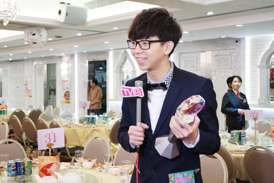 胡夏参加庆功宴