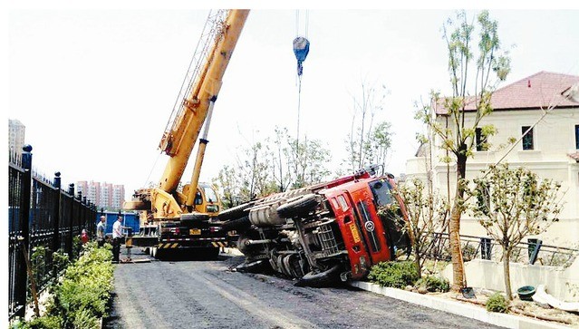 满载滚烫沥青货车侧翻埋住5人 4伤1亡