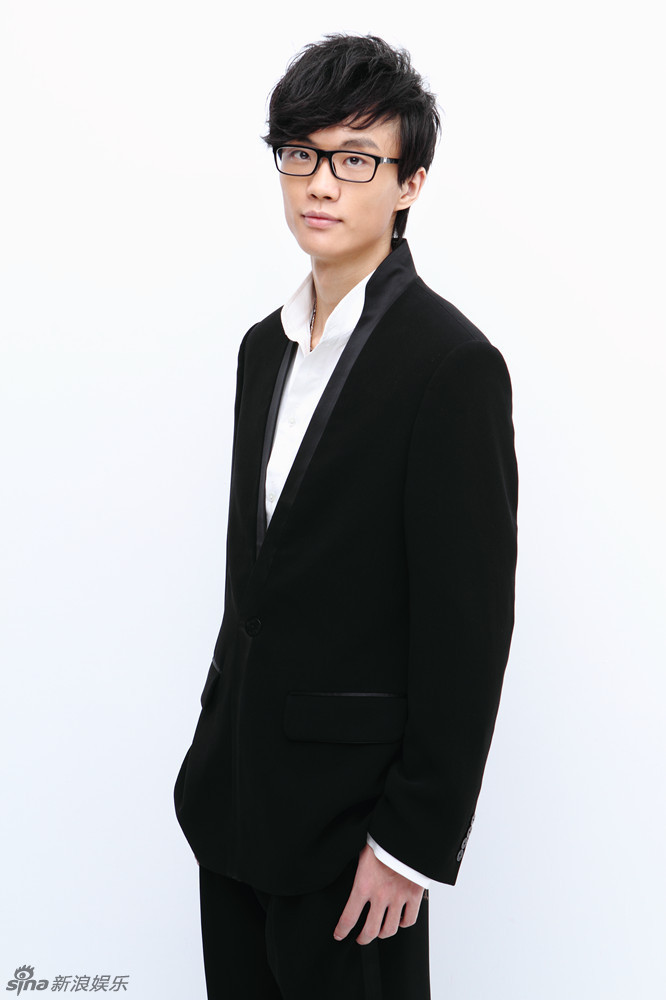 下载原图 新浪娱乐讯 许嵩发布一组最新写真,穿上黑色西装的他蜕变为
