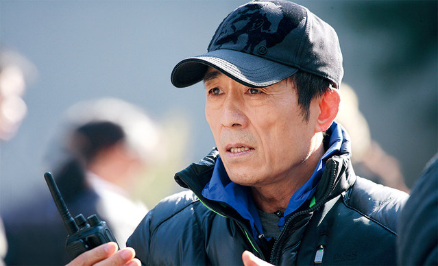 周晓枫评价张艺谋,"初接触,张艺谋有些冷,好像心里有一角地方永远