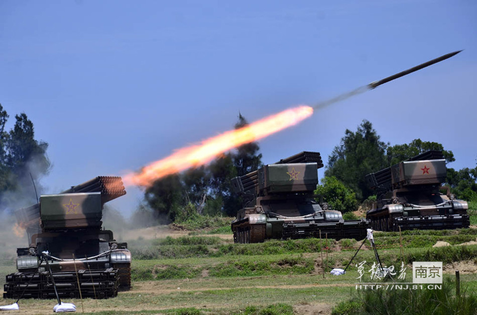 我战重炮猛攻"敌军"