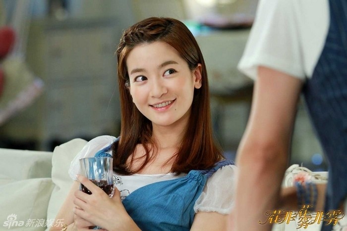 新浪娱乐讯 琼瑶曝光其新作《花非花雾非雾》全新剧照,主演李晟,张睿