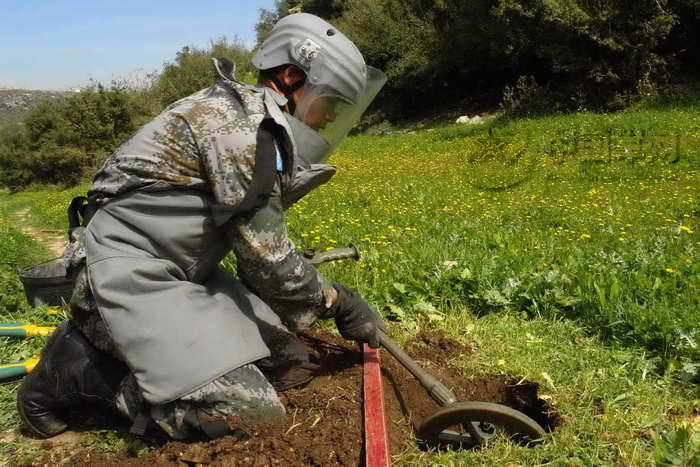 我赴黎巴嫩维和工兵营扫雷战士在雷区进行作业