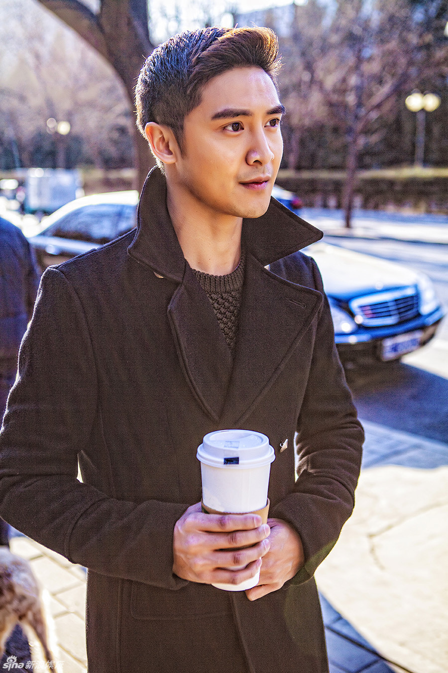 下载原图 近日,田亮拍摄了一组在骄阳下温暖迎春的街拍写真图片,照片