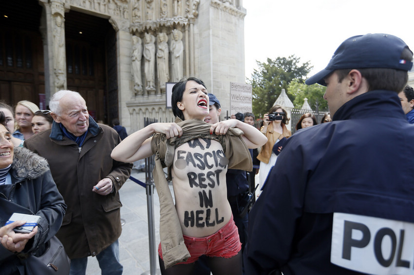 乌克兰女权组织成员巴黎圣母院外裸体抗议
