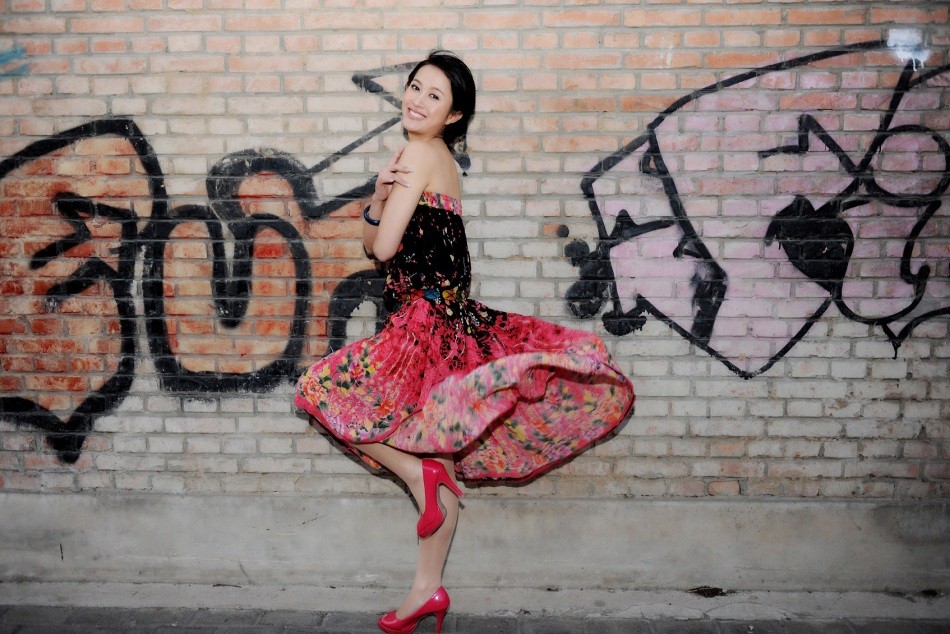 袁志博街头演绎知性魅力