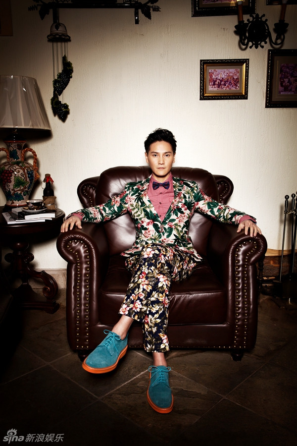 丁子峻拍时尚大片深邃眼神演绎花熟男