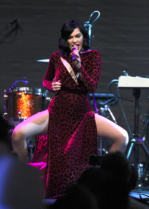 晚宴内场,歌手杰西-j一袭火辣的双开衩红裙劲歌热舞与凯莉-米洛试比高