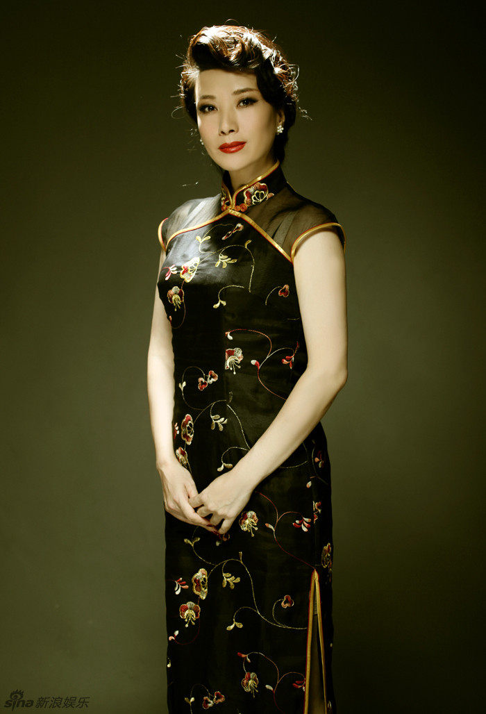 片中她身着黑色旗袍,妆容精致,造型宛如旧上海影星,尽显女人迷人风情.