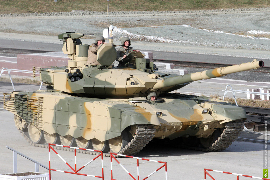 俄副总理搭乘新型t-90am主战坦克