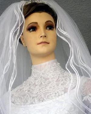 天下奇闻 婚纱店主用女儿尸体做模特