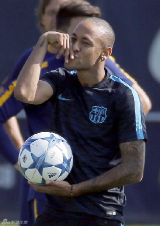 光头内马尔训练送飞吻