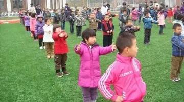 我还看到一个幼儿园，孩子们的户外运动只是站在那里做做操。做完就回屋上课，真是惊呆了，这是坐牢放风吗！