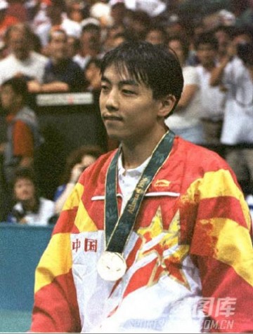 再看另一位月半子，当年的全国偶像、少女男神（暴露年龄惹）——孔令辉，走的是高冷禁欲路线，这颜值，我要是马苏我也跪啊！