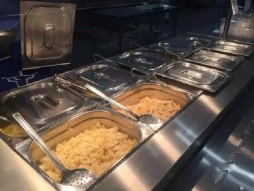 自助餐里肉的种类倒是不少，虽然看不太出来具体是什么菜，但是看样子总比上届伦敦奥运会只提供本土菜要好得多，英国菜你们懂的…