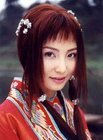 她于胡军,斯琴高娃等主演了《康定情歌》,在剧中饰演康珠和卓玛两个