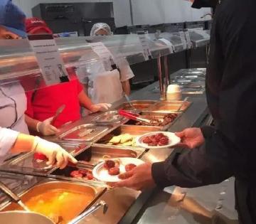 午餐也是自助餐，都是肉类为主，偶尔可以见到还有亚洲菜，也是非常丰盛的。