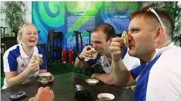 最受欢迎的那必须是烤鸭~每日本来提供给运动员品尝300只，由于排队的人太多，马上给增加至600只…