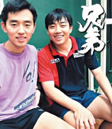 1988年，12岁的刘国梁和13岁孔令辉一起进队，一起训练，睡一间寝室。