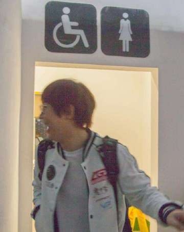 惊呆! lol英雄联盟知名选手Imp竟然误入女厕