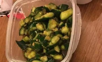 不过虽然这里的伙食很丰盛，但有些运动员还是非常想念咱家乡的味道，特意自己动手做了凉拌黄瓜来下饭，感觉很是不错。