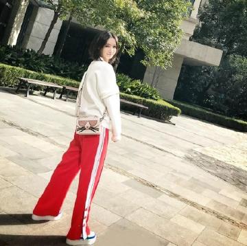 Miss晒自拍暴露身高 这鞋底最少有7厘米！