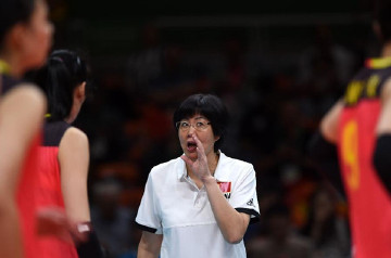 8月8日，中国队主教练郎平在场边指导。
