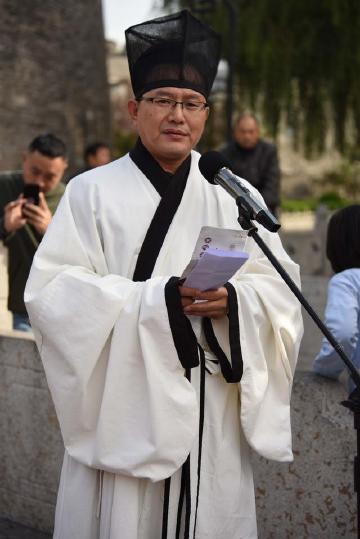 文化爱好者整齐列阵万仞宫墙前,身着各式华丽汉服,在孔子七十六代孙