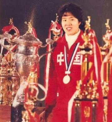 1973年，年仅13岁的郎平进入北京工人体育馆少年体校排球班练习排球，三年后进入北京