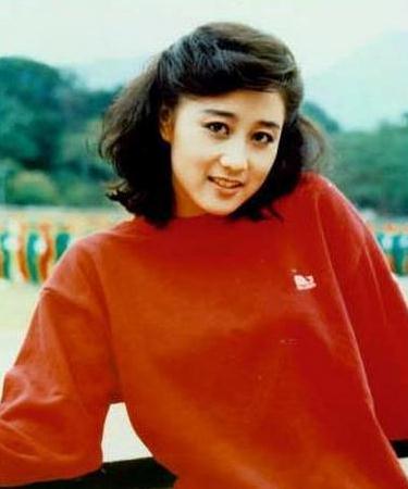 54岁利智近照曝光似广场大妈