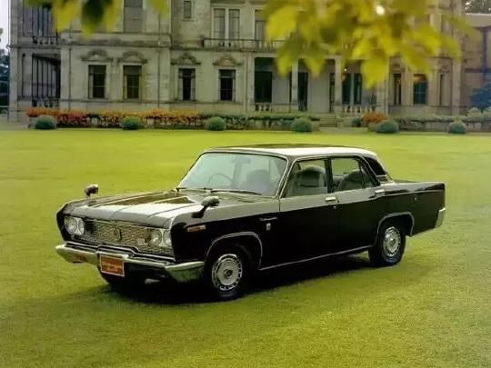 1965 ford custom (上)vs 1966 nissan prince royal(下)