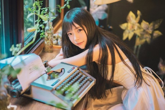 白色吊带裙清纯女孩,看着有点像麻仓优