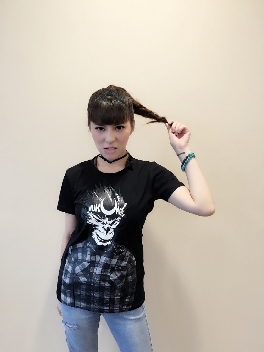 导师之后,第四季好声音四强选手贝贝(李邹琤)现身天津滨海新区于家堡