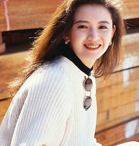 1994年,曾华倩重返tvb,先后拍摄了《廉政行动1994《镇金女人周记》