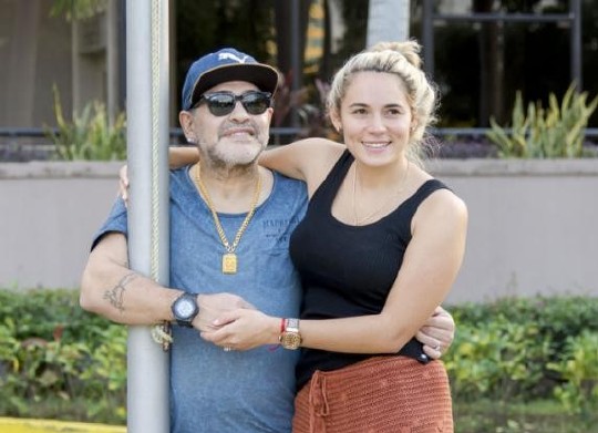 马拉多纳携女友度假,公主抱 当街舌吻,前凸后翘忍人羡_新浪看点_手机