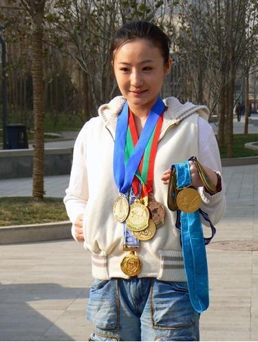 16岁她夺得奥运冠军,退役后想卖金牌度日,进娱