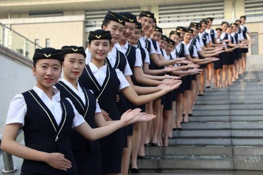 当日,山东滨州一家模特空乘培训学校的上百名女艺考生,身着空乘专业