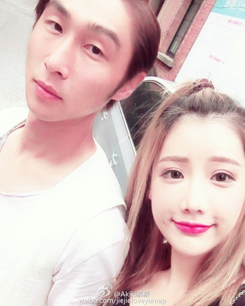 申花的战怡麟,妻子是一名模特,身材热辣到极点,事业线出众到无以复加!