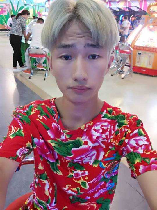 95后原创歌手弦心乐称不要放弃梦想