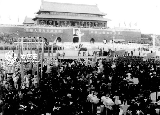 天安门城楼上挂过哪些伟人像?最多一次挂了9人_新浪新闻
