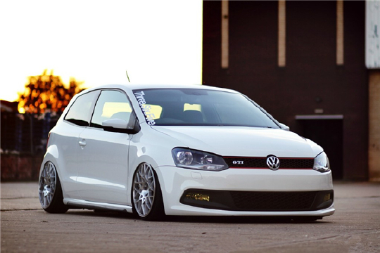 不一样的polo 大众polo改装气压避震悬挂个性的低趴姿态