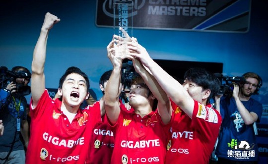 草莓重磅签约熊猫直播，WE功勋“怒怼”若风