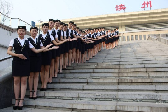 2/ 14当日,山东滨州一家模特空乘培训学校的上百名女艺考生,身着空乘