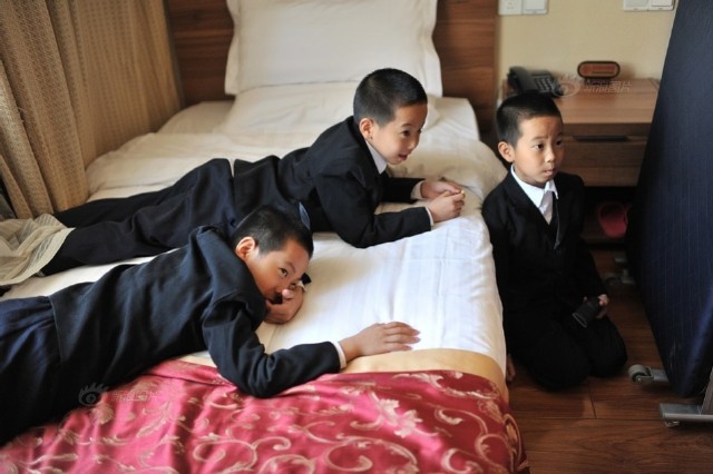 四胞胎童星赶场记