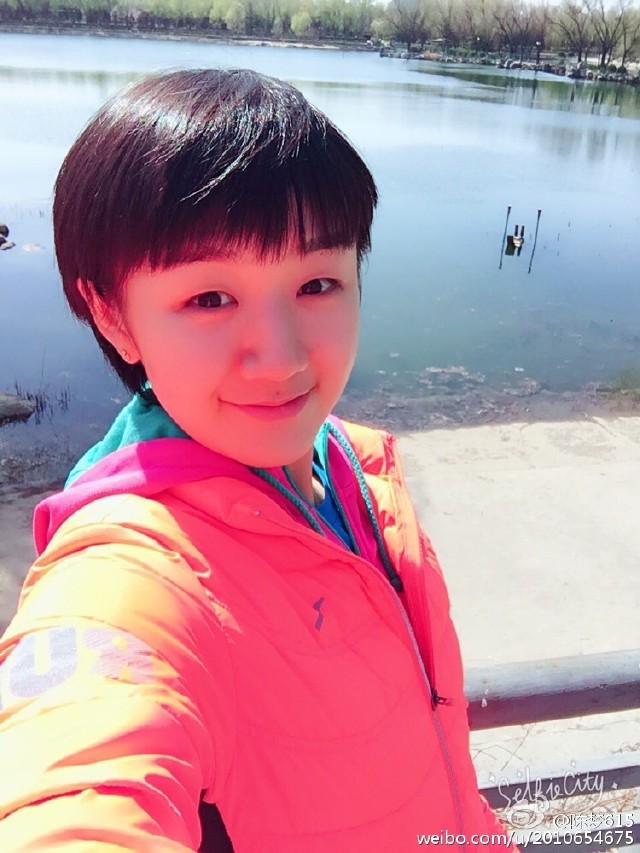 3月23日,国乒小将陈梦公开了一组自己的自拍,看上去十分甜美可爱